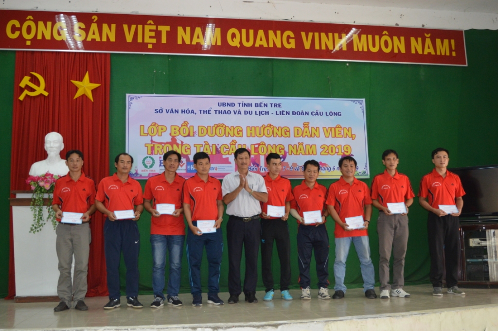 BE GIANG LOP TRONG TAI CAU LONG - 1162019.jpg
