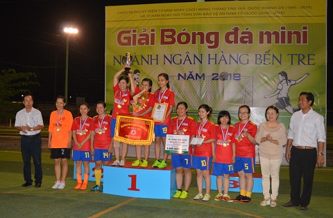 Ban Tổ chức trao giải cho đội hạng nhất bảng nữ.JPG