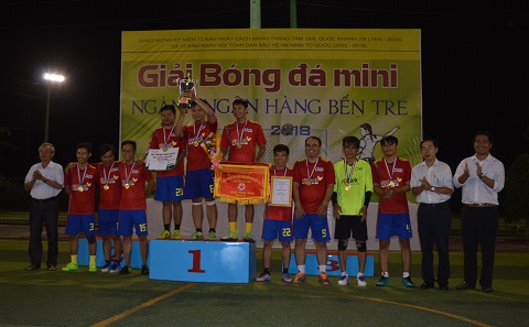 Ban Tổ chức trao giải cho đội hạng nhất bảng B nam.JPG