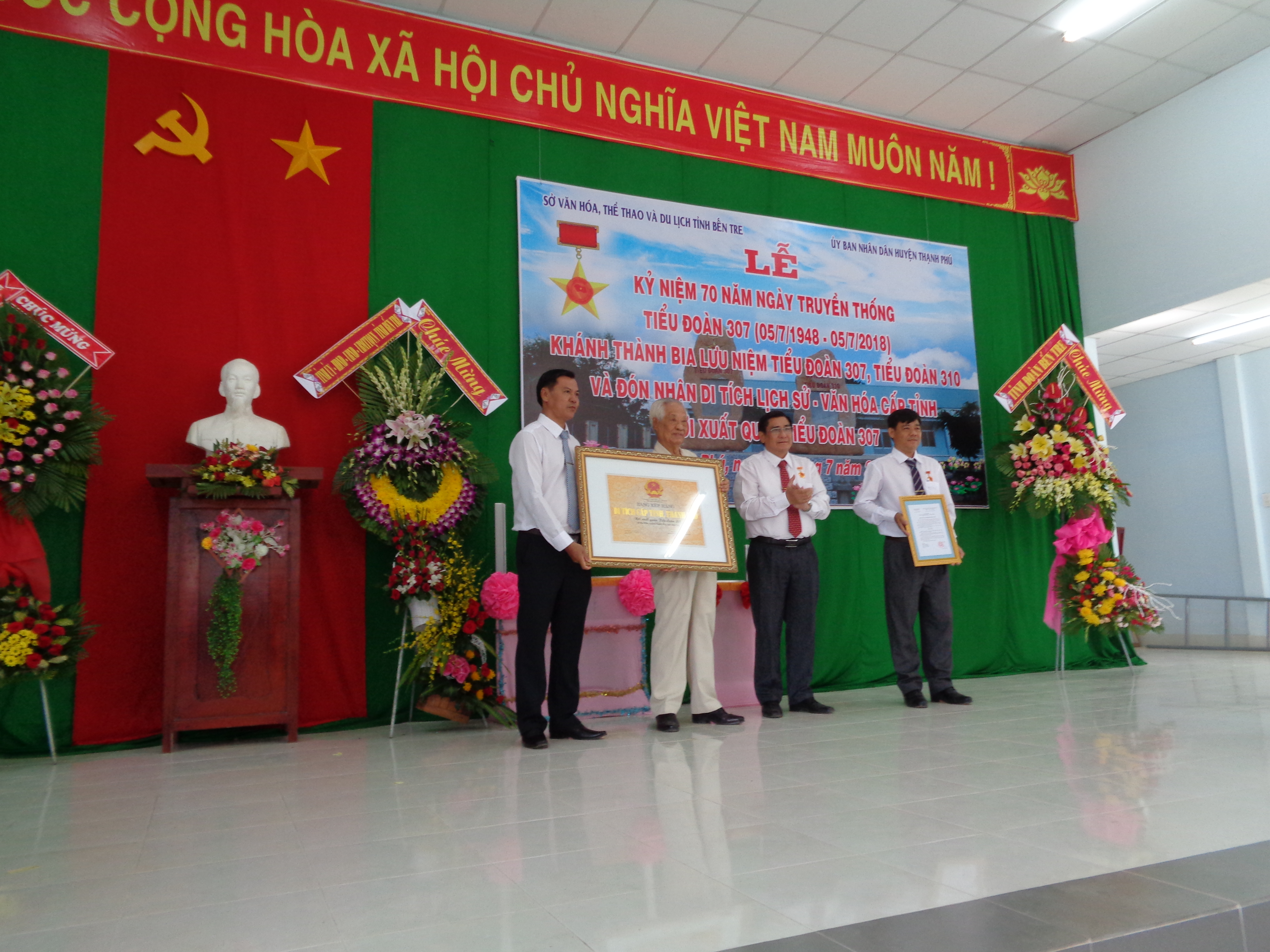 Trao bằng di tích cấp tỉnh nơi xuất quân tiểu đoàn 307.JPG