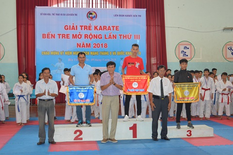 Ban tổ chức trao giải toàn đoàn cho các đơn vị.JPG