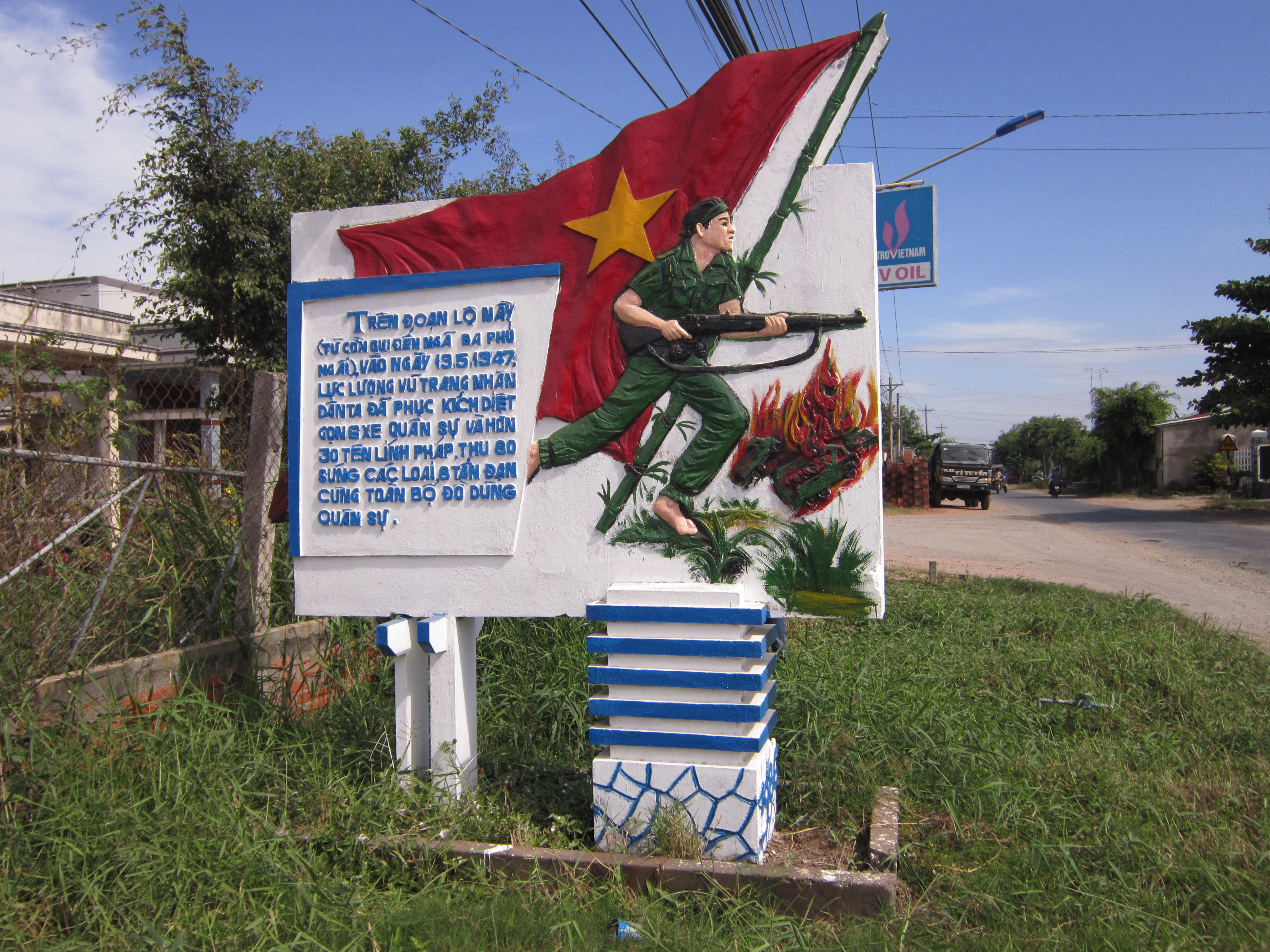 Bia chiến thắng ngã ba Cồn Qui.JPG
