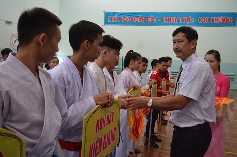Ông Nguyễn Thiện Chí tặng hoa cho các đoàn về tham dự Giải.JPG
