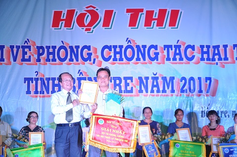 Ông Ngô Văn Tán trao giải nhất cho TTVH TP Bến Tre.jpg