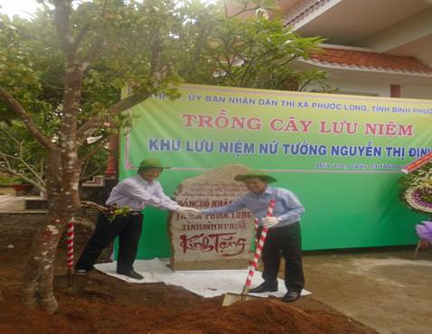 Các đc lãnh đạo trồng cây khế.jpg