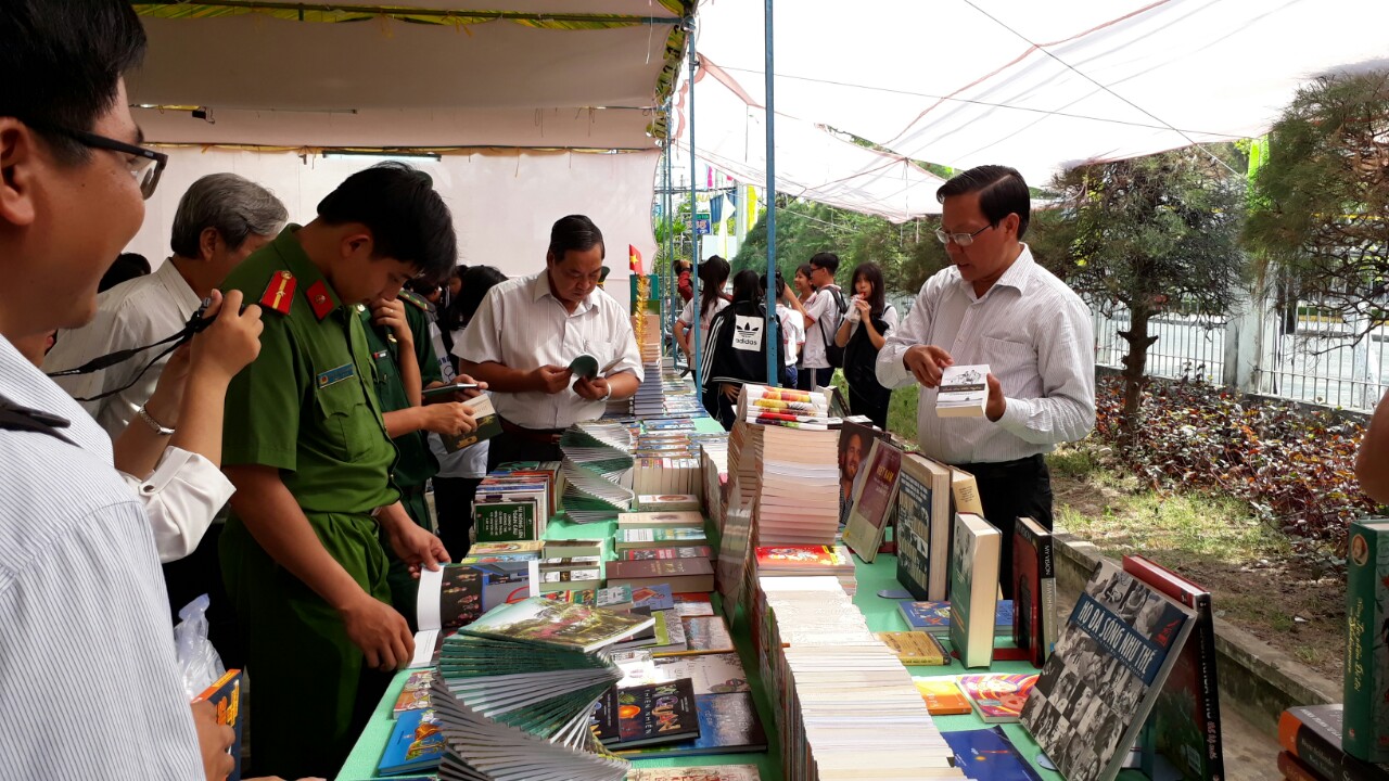 NGAY SACH VN.jpg